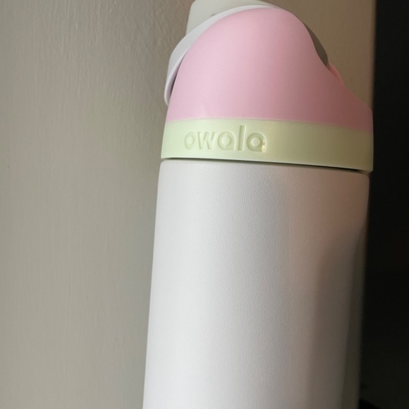 BRAND NEW Owala FreeSip Insulated Stainless Steel Water Bottle - Picture 2 of 2
